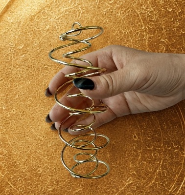 Podwójna spirala DNA z miedzi pozłacanej trzymana w ręku